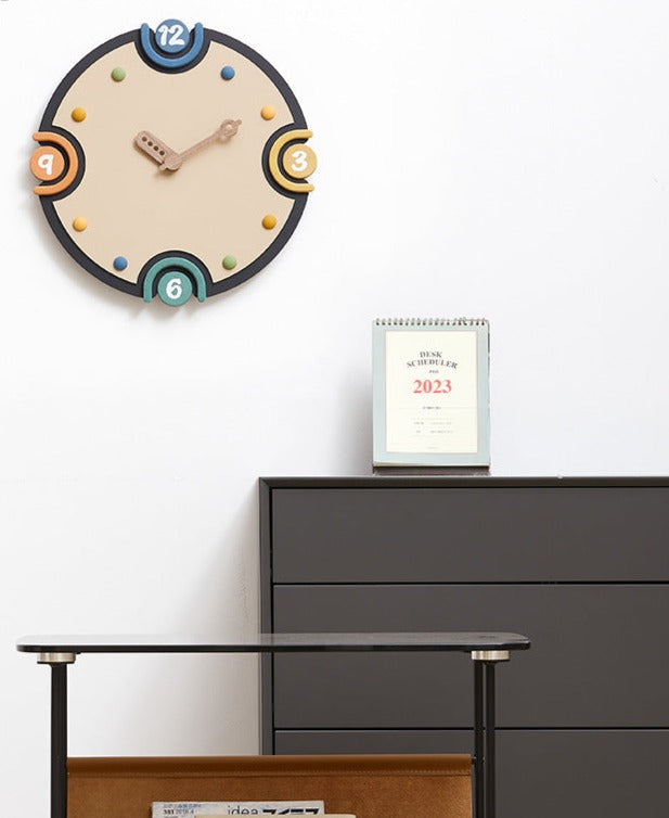 HueClock | Färgstark, modern och dekorativ väggklocka - kreativ och stilren design