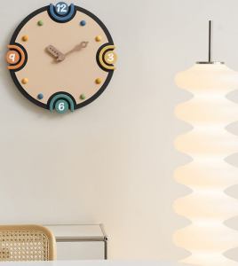 HueClock | Färgstark, modern och dekorativ väggklocka - kreativ och stilren design