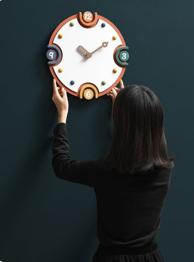 HueClock | Färgstark, modern och dekorativ väggklocka - kreativ och stilren design