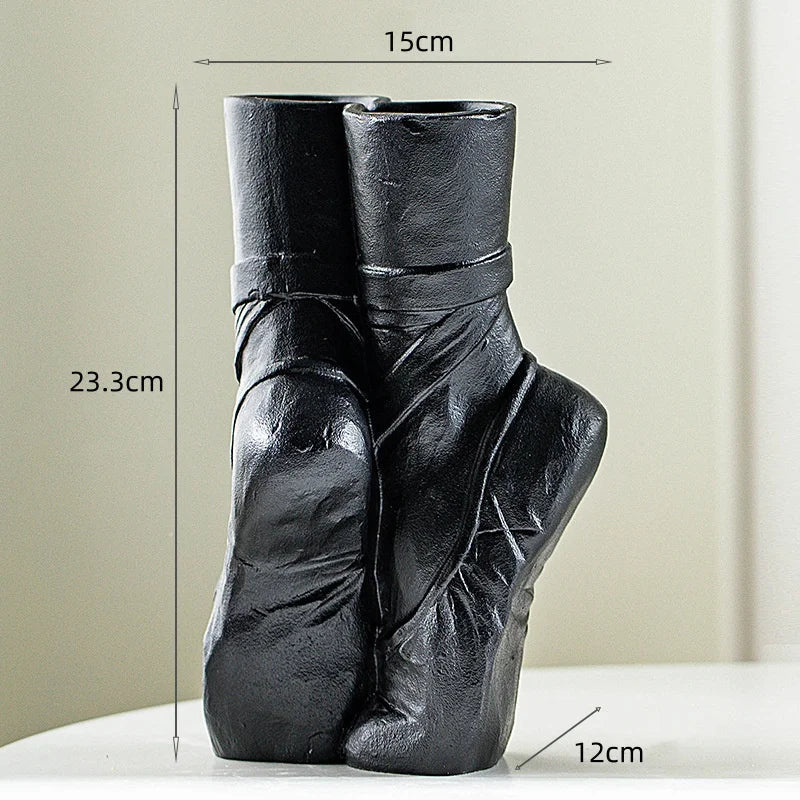 BallerinaBloom | Keramikvas - Elegant Ballerina figurinvas, konstnärlig blomsterdekor