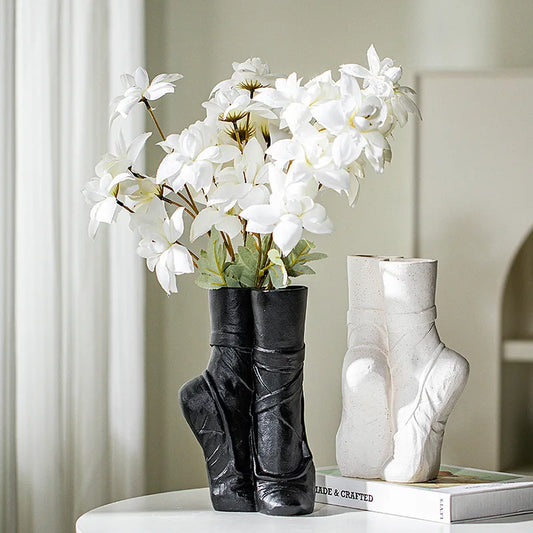 BallerinaBloom | Keramikvas - Elegant Ballerina figurinvas, konstnärlig blomsterdekor