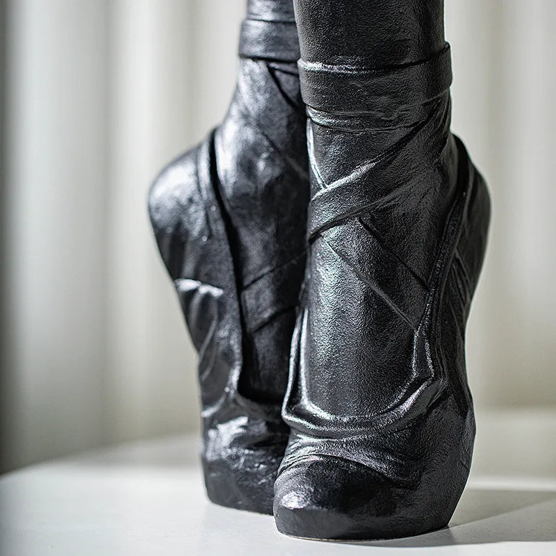 BallerinaBloom | Keramikvas - Elegant Ballerina figurinvas, konstnärlig blomsterdekor