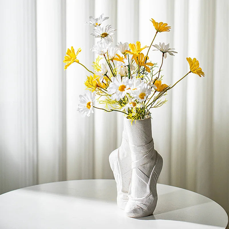 BallerinaBloom | Keramikvas - Elegant Ballerina figurinvas, konstnärlig blomsterdekor